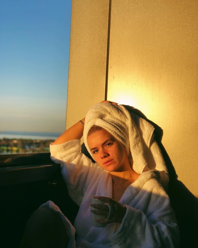 Aku sangat berhati-hati dan sangat rajin dan mencoba sangat keras di semua pekerjaanku. Aku bisa menghadapinya dan aku bisa menghadapi stres, ungkapnya. Foto: Instagram @gracefituk