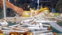 Ada banyak batang rokok yang ditukar.
