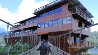 Untuk menuju ke sini, traveler bisa melewati jembatan gantung yang bikin deg-degan ini. (Wisma/detikTravel)