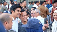 Di momen dia keluar itu lah Saddiq langsung jadi sasaran selfie. (Foto: Andhika Prasetia/detikcom)