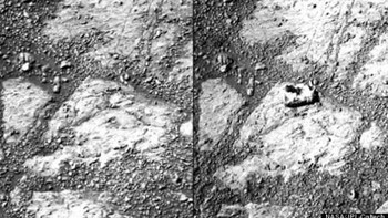 Batu yang muncul tiba-tiba. Batu berbentuk donat tiba-tiba muncul di jalur perjalanan robot penjelajah Curiosity pada tahun 2014. Banyak yang mempertanyakan bagaimana batu tersebut bisa mencapai area tersebut, namun menurut NASA, Curiosity yang secara tidak sengaja melemparkan batu tersebut ke jalurnya. (Foto: NASA/JPL-Caltech)