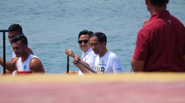 Jokowi dan Cak Imin duduk bersebelahan di perahu. Mereka juga turut mengayunkan dayung.