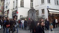 Foto: Patung bocah pipis setinggi 61 cm ini berada di pertemuan jalan Rue de Chene dan Rue de lEtuve, di dekat Alun-alun Grote Markt Brussels, ibu kota Belgia. Patung perunggu ini dibuat pada tahun 1619. (Fitraya/detikTravel)