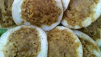 Di Purwokerto ada serabi yang besar dengan ciri khas olesan irisan gula Jawa seperti punya @marinabriliyanti. Rasa legit wangi gulanya cocok menemani kopi pahit. Foto: Instagram @marinabriliyanti