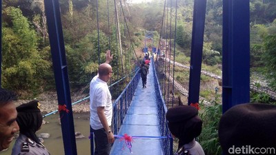 Menlu Retno Resmikan Jembatan Diplomasi di Garut