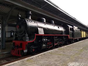 Foto: Sensasi Naik Kereta Api Bergerigi, Sewanya Rp 15 Juta