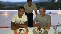Menurut pesepak bola berusia 29 tahun ini, dessert yang dibuat oleh chef bernama Fernando Figueroa ini punya rasa yang sangat lezat. Fernando Figueroa is not just a chef. He is a megician!, tulisnya.