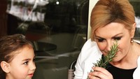 Pemilik nama lengkap Kolinda Grabar-Kitarovic ini punya paras cantik dan juga pintar. Dalam banyak kesempatan, Kolinda sering memposting foto aktivitasnya ke sosmed. Misalnya aksinya saat menemani gadis kecil sambil mencium daun rosemary. Foto: instagram @predsjednicarh