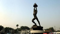 Patung Pemuda Membangun yang berada di kawasan Senayan, Jakarta Pusat, Sabtu (14/07/2018) tampak terlihat jelas dengan dikelilingi pembuatan air mancur.