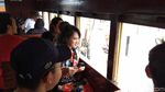 Seru Banget! Andien Jalan-jalan Naik Kereta Bareng Kawa
