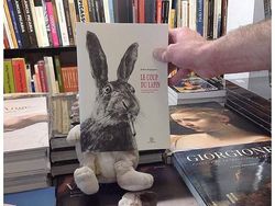 Selfie Kreatif Pakai Sampul Buku? Bisa