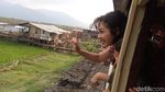 Seru Banget! Andien Jalan-jalan Naik Kereta Bareng Kawa