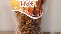Lombok memang surganya pencinta pedas. Oleh-oleh Komak Hot juga mantap karena dibuat dari kacang tanah yang dibalur sambal pedas.  Sebungkus kacang ini dibanderol Rp 37.000. Foto: Andi Annisa / detikFood