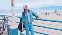 Sebagai putri orang dengan kekayaan melimpah, Laurinda kerap liburan ke luar negeri. Begini gayanya saat berada di Santa Monica, AS. Cukup sederhana sih (Instagram/@laurinda_ho)  