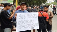 Acara yang dimotori oleh komunitas Moeslim Adventure ini mendapat dukungan dari belasan komunitas lainnya termasuk kelompok komunitas musik dan kebudayaan.