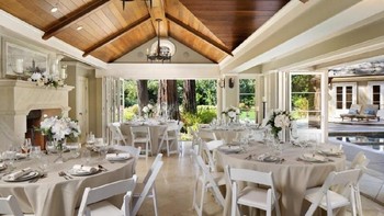 Inilah pavilion rumah yang ada disisi kolam renang. Pavilion ini pernah dijadikan tempat untuk menyelanggarakan berbagai acara mulai dari penggalangan dana sampai pernikahan. Rumah ini juga dilengkapi dengan kamar mandi dan kamar tidur tersendiri. Foto: Bernard Andre/Business Insider