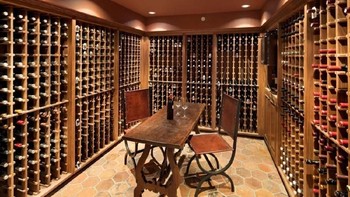 Bagian paling menarik dari rumah ini adalah gudang anggur yang menyimpan 1.600 botol anggur. Material untuk lantai ruangan ini diterbangkan langsung dari Prancis. Foto: Bernard Andre/Business Insider