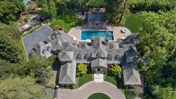 Rumah seluas 818 meter persegi ini pertama kali dibangun tahun 1940-an, namun telah direnovasi sesuai dengan seleranya oleh Fuller. Foto: Bernard Andre/Business Insider