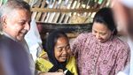 Aksi Rini Pasang Lampu Rumah Warga di Serang