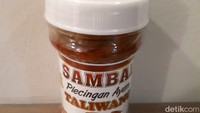 Pencinta pedas wajib bawa pulang sambal plecingan ayam yang bisa dipakai membuat ayam Taliwang. Rasa pedasnya nonjok dengan sentuhan rasa terasi nikmat. Per botol sambal harganya Rp 40.000. Foto: Andi Annisa / detikFood