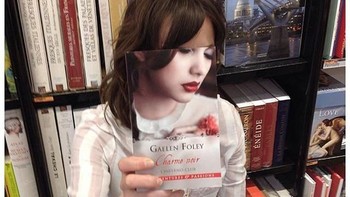 Tren selfie menggunakan sampul buku sudah mulai dipopulerkan oleh pecinta buku dan pustakawan pada tahun 2015. Foto: Instagram @librairie_mollat