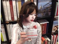 Selfie Kreatif Pakai Sampul Buku? Bisa