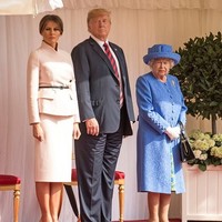 Jika ditotal, gaya Melania Trump dalam kunjungan bersejarah ini bisa mencapai Rp 43,5 miliar. Jumlah tersebut belum termasuk setelan Dior yang dipakai Melania saat bertemu Ratu Elizabeth II. Dibuat secara khusus untuknya (made-to-order), busana tersebut diperkirakan bernilai ratusan juta rupiah. (Foto: Getty Images)