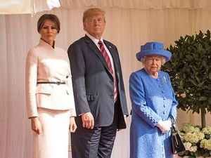 Gaya Melania Trump Pakai Setelan Dior Saat Temui Ratu Elizabeth Pertama Kali