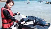 Selain terjun payung, Sandra Olga juga doyan main jetski. (Foto:instagram/sandraolga)