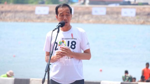Jokowi juga membuka Piala Presiden.