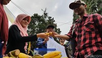 Kegiatan tersebut dilakukan di area Dago Sukabumi, Komplek DPRD Kota Sukabumi yang memang kerap dijadikan tempat nongkrong remaja di Sukabumi. Baru 5 menit dibuka, sejumlah remaja terlihat malu-malu berpartisipasi dalam kegiatan tersebut mematahkan rokoknya dan mengambil pisang yang disediakan panitia.