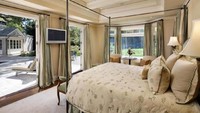 Salah satu dari enam kamar tidur di rumah terbuka ke halaman belakang. Business Insider/Bernard Andre.