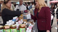 Saat mengahdiri festival atau bazar kuliner, Kolinda selalu antusias bertanya sekaligus membeli beberapa makanan. Foto: instagram @predsjednicarh
