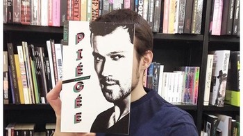 Seperti mengatur posisi badan atau mencari baju yang sesuai. Foto: Instagram @librairie_mollat