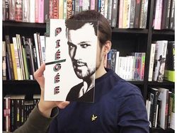 Selfie Kreatif Pakai Sampul Buku? Bisa