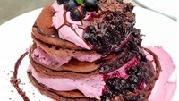 Unggahan foto Amal di Instagramnya, @amalclooneyofficial memang tak banyak. Namun beberapa fotonya memperlihatkan makanan enak. Untuk sarapan, Amal memilih pancake dengan limpahan berry compote. Yummy! Foto: amalclooneyofficial