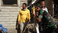Rumah Zohri di Dusun Karang Pengsor, Kecamatan Pemenang, Kabupaten Lombok Utara, dibongkar sejumlah personel TNI sejak Sabtu tadi.  (istimewa)