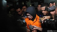 Beberapa pertanyaan sempat dilontarkan kepada Eni, diantaranya kemana aliran dana yang diterimanya. Namun Eni hanya menjawab tidak, untuk setiap pertanyaan yang diberikan.