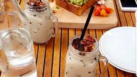 Di Italia, Amal tak lupa sarapan enak berdua suaminya. Ada avocado toast dengan tambahan poached egg di atasnya. Minumnya smoothies apa ya? Foto: amalclooneyofficial