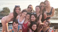 Layaknya anak orang berduit lain, Laurinda juga kerap bergaul dengan teman sesama sosialita. Mereka pun asyik menikmati pool session di sore hari yang santai (Instagram/@laurinda_ho)  