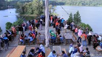 Suasana kapal pinisi ini cukup ramai oleh wisatawan. Mereka berasal tak hanya dari sekitar Bandung saja, tetapi juga daerah lainnya. (Wisma/detikTravel)