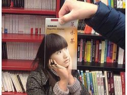 Selfie Kreatif Pakai Sampul Buku? Bisa