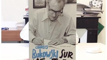 Boneka juga bisa ikut foto bersama sampul buku. Foto: Instagram @librairie_mollat