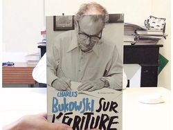 Selfie Kreatif Pakai Sampul Buku? Bisa