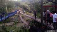 Setelah memberikan sambutan, Retno menandatangani prasasti serta menggunting pita tanda dibukanya jembatan tersebut. Retno beserta rombongan kemudian sedikit berjalan-jalan di atas jembatan baru itu.