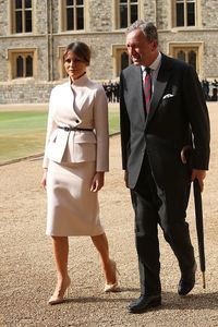 Gaya Melania Trump Pakai Setelan Dior Saat Temui Ratu Elizabeth Pertama Kali