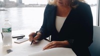 Ditemani sebotol air mineral, Kolinda terlihat serius membaca sebuah dokumen. Wanita yang sempat dihebohkan dengan kabar hoax foto berbikini ini ternyata punya dua anak. Foto: instagram @predsjednicarh