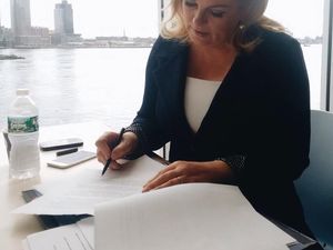 10 Gaya Cantik dan Elegan Kolinda Grabar, Presiden Kroasia yang Suka Makan