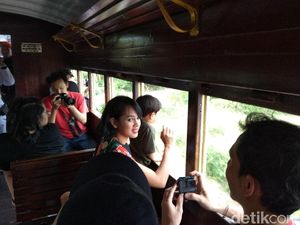 Seru Banget! Andien Jalan-jalan Naik Kereta Bareng Kawa