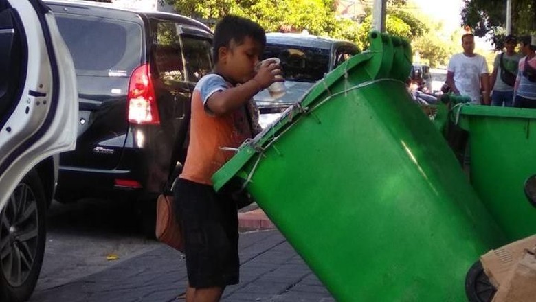 Viral Bocah Bali Minum dari Tong Sampah, Ini Cerita di Baliknya Viral Bocah Bali Minum dari Tong Sampah, Ini Cerita di Baliknya